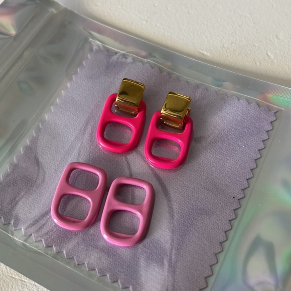 Bottle cap earrings with gold Hardware huggie earrings. Pastel pink & hot pink - Picture 3 of 4